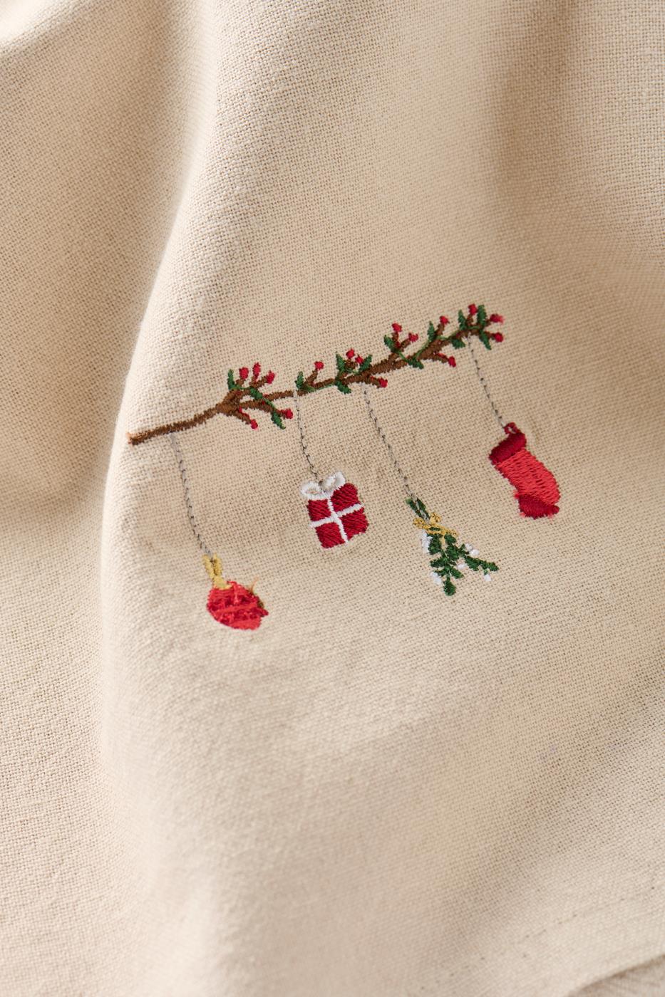 Kerstservet tak met rode bessen en kerstversiering