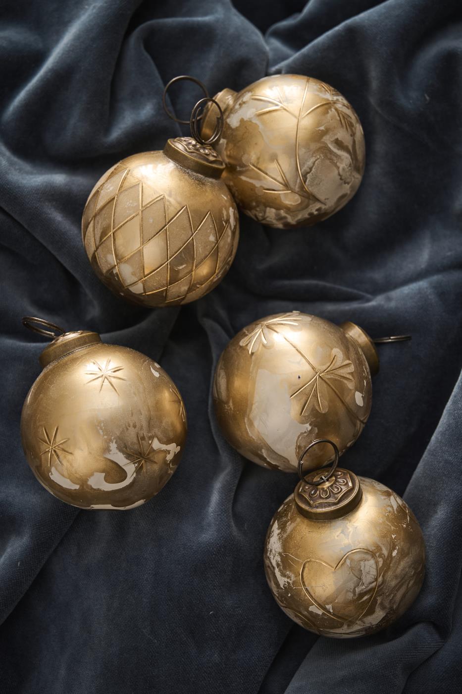 Kerstballen medium wit/messing look 5 stuks